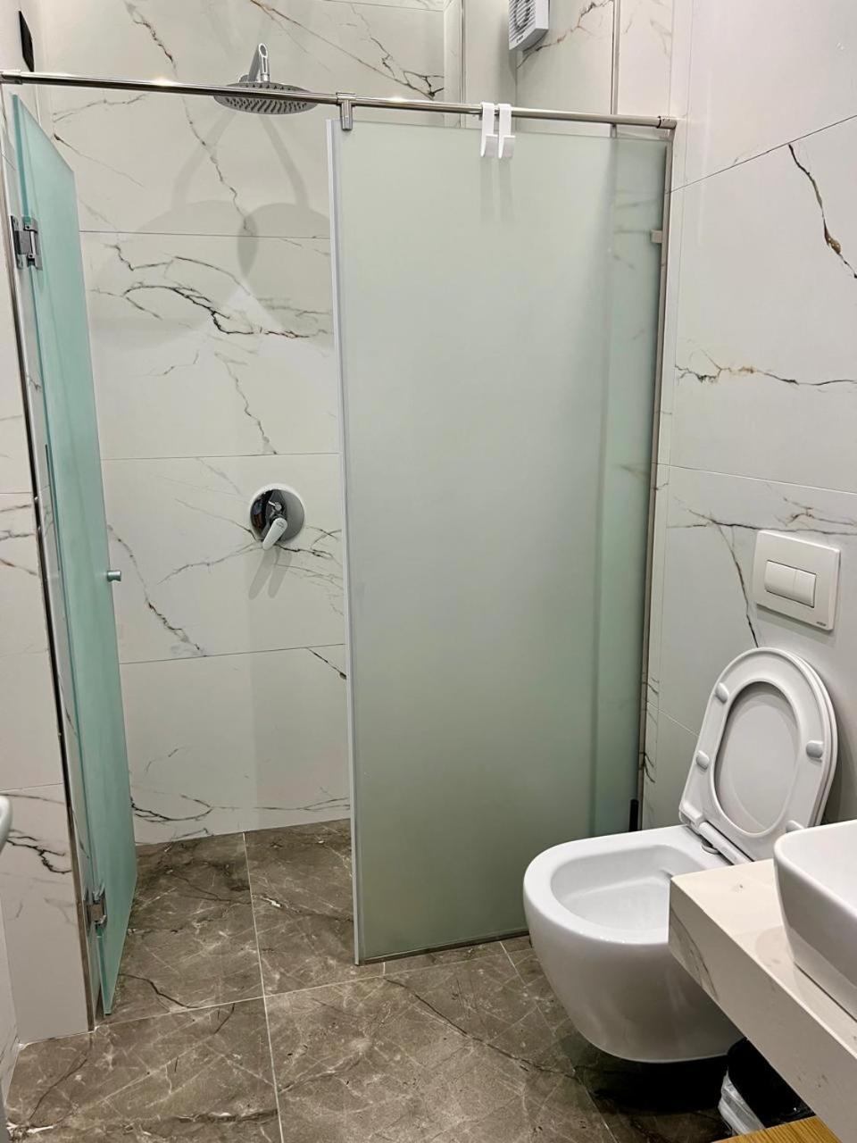 Kaan Hotel Radhimë Esterno foto