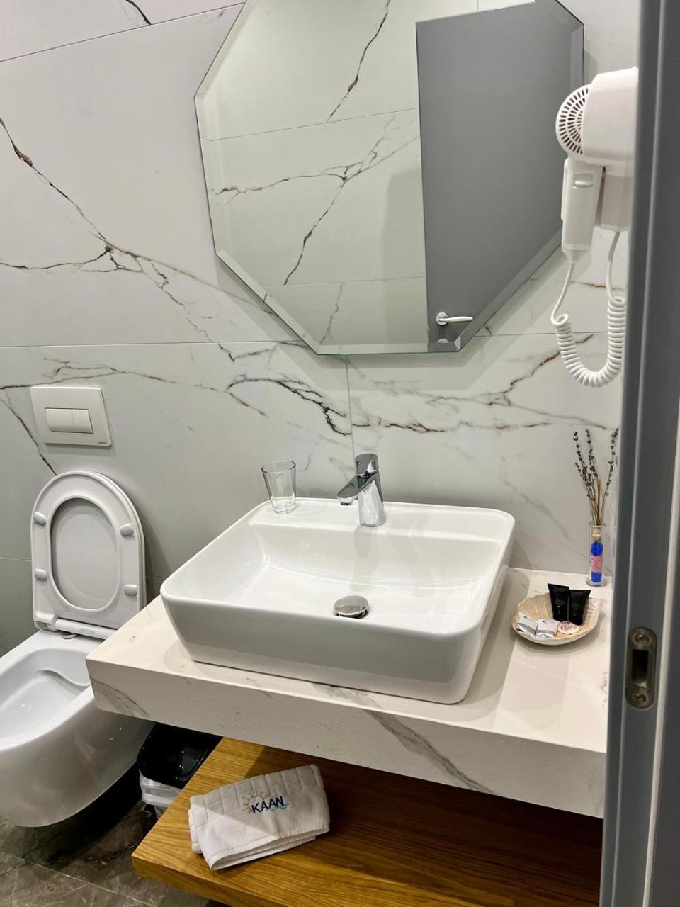 Kaan Hotel Radhimë Esterno foto